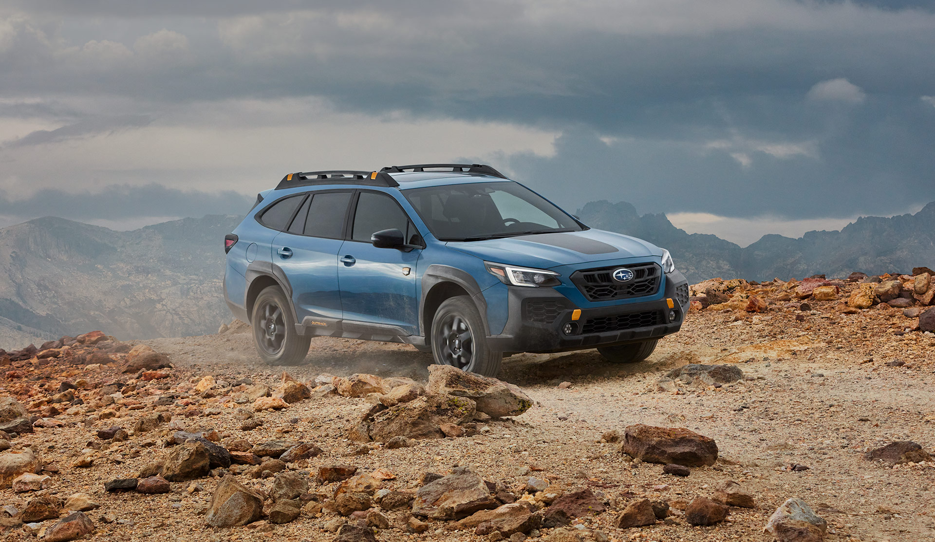 Subaru Outback Wilderness 2025 Outback Wilderness 2025 roulant sur une route de montagne.